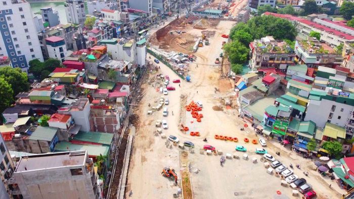 Trong ảnh là đoạn qua BV Nhi Trung ương và Phụ sản Trung ương đang gấp rút thi công.