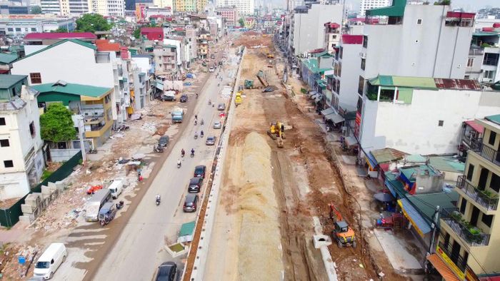 Khoảng 750m tuyến Vành đai 1, từ nút giao Nguyễn Chí Thanh đến phố Thành Công, đã được thảm nhựa trên hơn một nửa bề rộng mặt đường.