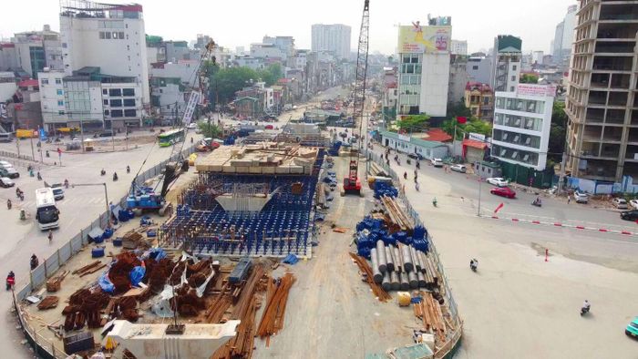 Hiện tại, hàng trăm kỹ sư, công nhân cùng máy móc đang được huy động tối đa trên nhiều đoạn tuyến.
