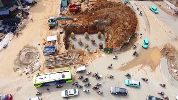 Khu vực cầu vượt Nguyễn Chí Thanh hiện đang thi công trụ trong công trường dự án metro.