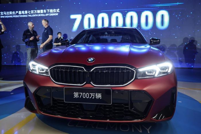 Buổi lễ đánh dấu sự ra mắt chiếc xe thứ 7 triệu do BMW Brilliance Automotive (BBA) sản xuất tại Thẩm Dương, tỉnh Liêu Ninh, Đông Bắc Trung Quốc. Ảnh: Xinhua.