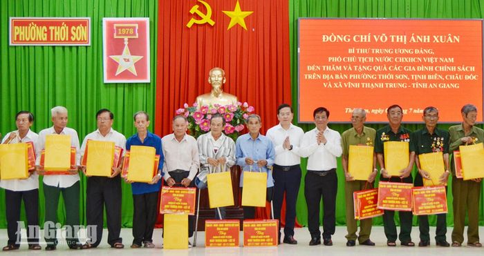 Phó Chủ tịch nước Võ Thị Ánh Xuân cùng đoàn công tác thăm, tặng quà các gia đình chính sách tiêu biểu trên địa bàn các phường Thới Sơn, Tịnh Biên, Châu Đốc và xã Vĩnh Thạnh Trung.