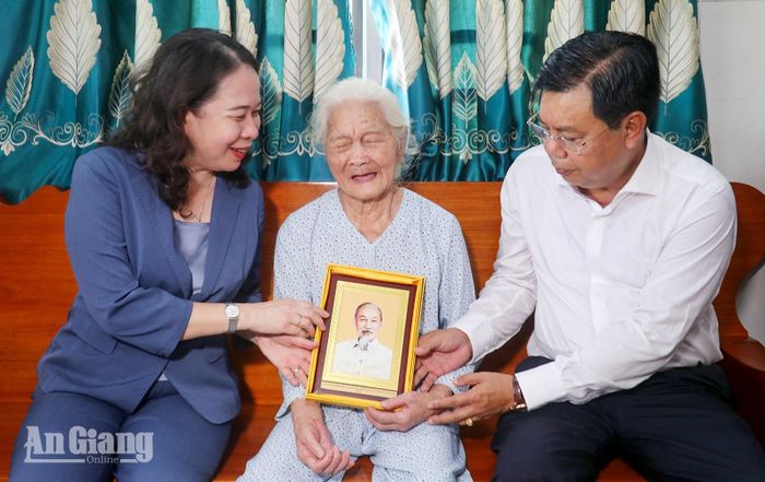 Phó Chủ tịch nước Võ Thị Ánh Xuân cùng đoàn công tác đến thăm, tặng quà Mẹ Việt Nam Anh hùng Nguyễn Thị Hến, sinh năm 1937, ngụ phường Thới Sơn.