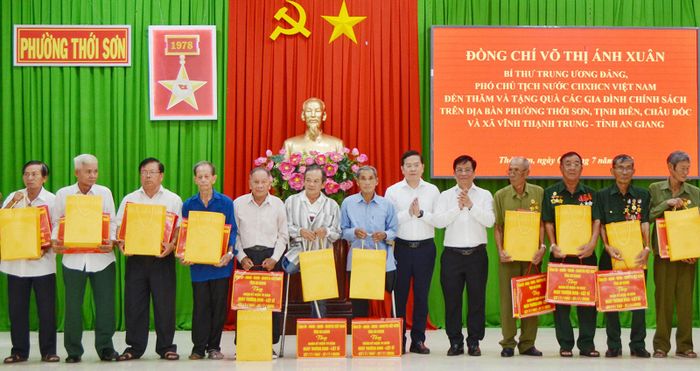Phó Chủ tịch nước Võ Thị Ánh Xuân cùng đoàn công tác thăm, tặng quà các gia đình chính sách tiêu biểu trên địa bàn các phường Thới Sơn, Tịnh Biên, Châu Đốc và xã Vĩnh Thạnh Trung.