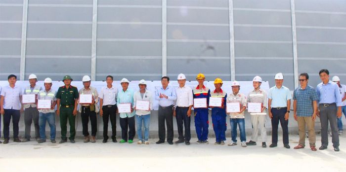 Phó Chủ tịch UBND tỉnh An Giang Ngô Công Thức tặng quà động viên kỹ sư, công nhân thi công tại công trường.