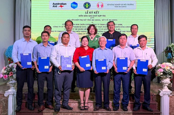 Các đơn vị, doanh nghiệp ký kết chương trình phối hợp, biên bản ghi nhớ tại hội nghị.