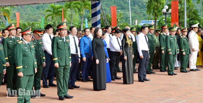 Các đại biểu tham dự lễ viếng, truy điệu và an táng hài cốt liệt sĩ quân tình nguyện, chuyên gia Việt Nam hy sinh qua các thời kỳ chiến tranh tại Campuchia và trong nước năm 2026.