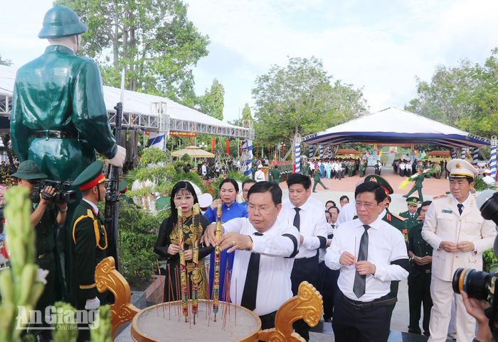 Các đại biểu dâng hoa, dâng hương tưởng niệm các Anh hùng liệt sĩ tại Nghĩa trang liệt sĩ Dốc Bà Đắc.