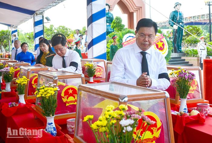 Đại biểu viếng các liệt sĩ chuẩn bị được an táng tại Nghĩa trang liệt sĩ Dốc Bà Đắc.