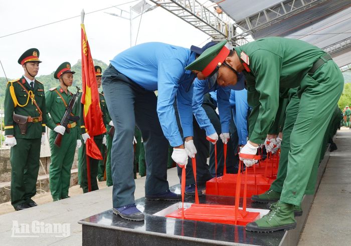Thực hiện nghị thức lễ hạ huyệt các liệt sĩ.