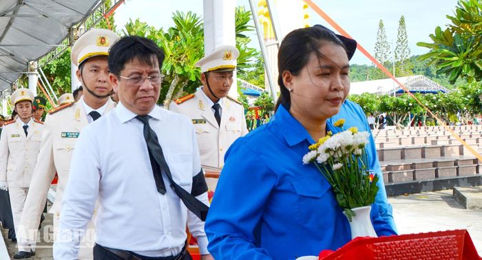 Di chuyển hài cốt liệt sĩ về nơi an táng.