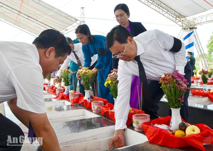 Đại biểu thắp hương các phần mộ liệt sĩ.