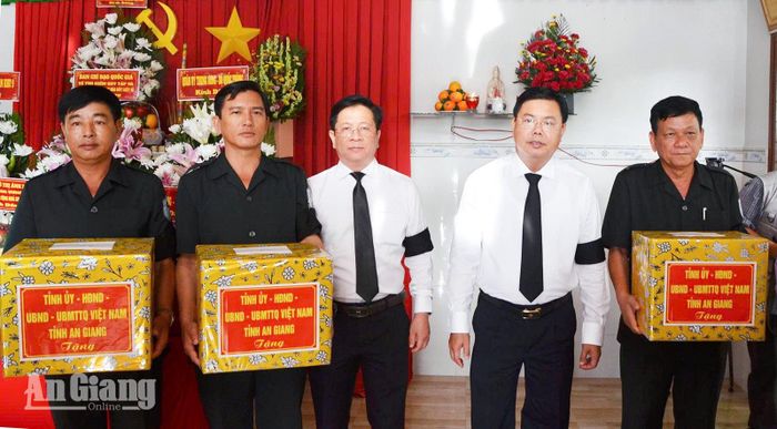 Đoàn công tác của Trung ương, Bộ Quốc phòng và Tổng Cục Chính trị, tỉnh An Giang trao quà, động viên Đội K90, Đội K92, Đội K93 và Ban Quản lý Nghĩa trang liệt sĩ Dốc Bà Đắc.