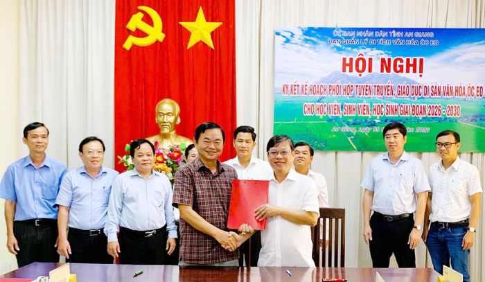 Ban Quản lý di tích văn hóa Óc Eo tỉnh An Giang ký kết phối hợp tuyên truyền, giáo dục di sản văn hóa Óc Eo giai đoạn 2026 - 2030 với các cơ sở giáo dục đại học, cao đẳng trên địa bàn tỉnh. Ảnh: Ban Quản lý di tích văn hóa Óc Eo tỉnh An Giang.