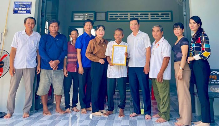 Đại diện cấp ủy, chính quyền địa phương và nhà tài trợ bàn giao nhà cho ông Danh Tiết.