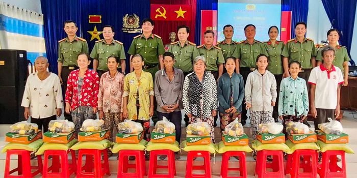 Trao quà cho thành viên lực lượng tham gia bảo vệ an ninh, trật tự ở cơ sở và người dân có hoàn cảnh khó khăn.