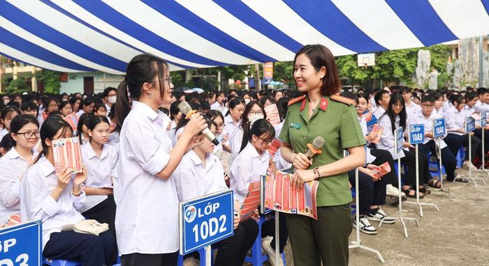  Cán bộ Phòng An ninh mạng và phòng, chống tội phạm công nghệ cao tuyên truyền pháp luật về an ninh mạng cho học sinh trên địa bàn tỉnh. 
