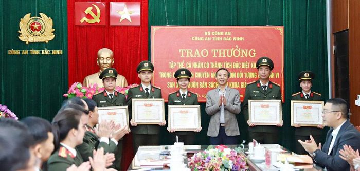  Đại diện Bộ Giáo dục và Đào tạo trao giấy khen cho các tập thể, cá nhân có thành tích xuất sắc trong Chuyên án triệt phá đường dây sản xuất, buôn bán sách giáo khoa giả quy mô lớn trên địa bàn tỉnh, tháng 9/2025. 