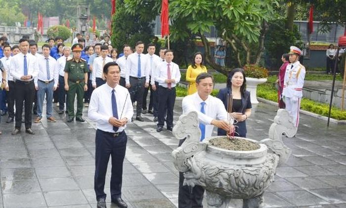  Các đồng chí lãnh đạo tỉnh dâng hương tưởng niệm Tổng Bí thư Nguyễn Văn Cừ. 