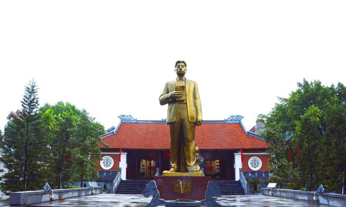  Tượng đài Tổng Bí thư Nguyễn Văn Cừ tại Khu lưu niệm Tổng Bí thư Nguyễn Văn Cừ (phường Phù Khê). 