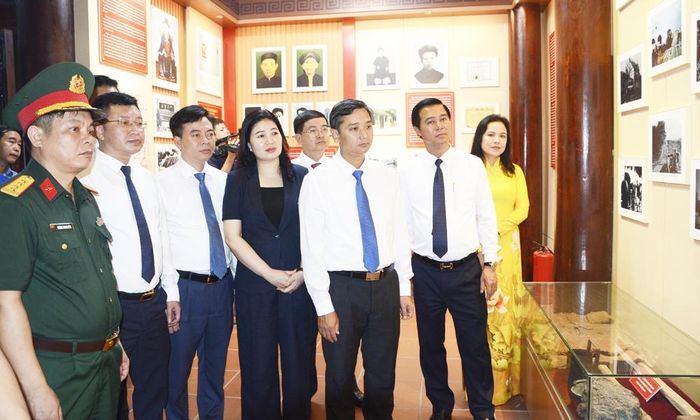  Các đồng chí lãnh đạo cùng đại biểu thăm Khu trưng bày tư liệu, hiện vật về cuộc đời, thân thế, sự nghiệp của Tổng Bí thư Nguyễn Văn Cừ. 