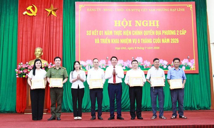  Lãnh đạo phường Hạp Lĩnh và đại biểu trao Giấy khen của Ban Chấp hành Đảng bộ phường cho các tập thể. 