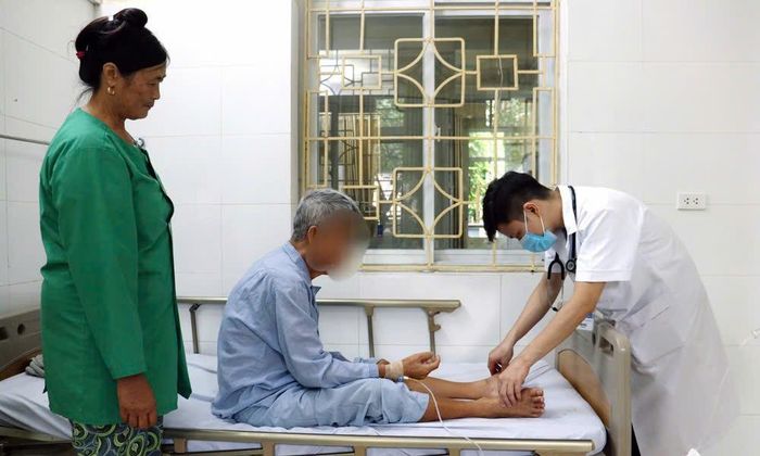  Bác sĩ khoa Lão khoa - Thần kinh tiếp tục theo dõi sát sức khỏe của bệnh nhân Nguyễn Văn M sau can thiệp. 