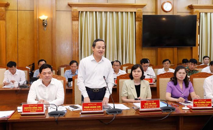  Đồng chí Phạm Hoàng Sơn nêu kiến nghị. 