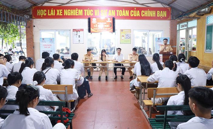  Hơn 700 học sinh sinh năm 2008 vừa tốt nghiệp trung học phổ thông tham gia kỳ sát hạch cấp giấy phép lái xe mô tô tại Trường Trung cấp Nghề Xương Giang. 