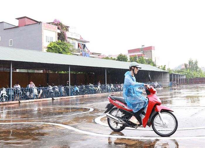  Học viên tham gia bài thi thực hành sát hạch cấp giấy phép lái xe mô tô. 
