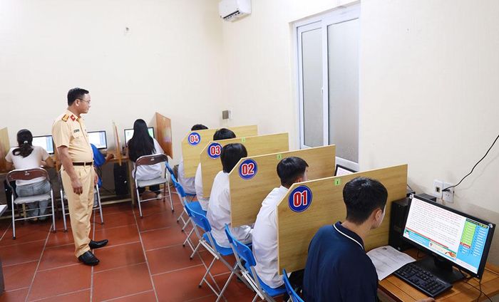  Mỗi thí sinh thực hiện một bài thi lý thuyết sát hạch cấp giấy phép lái xe mô tô trên máy tính riêng trong thời gian quy định. 