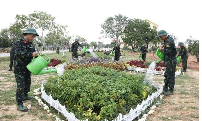  Cán bộ, chiến sĩ Trung đoàn 101 chăm sóc cảnh quan môi trường đơn vị, bảo đảm doanh trại chính quy, xanh, sạch, đẹp. 