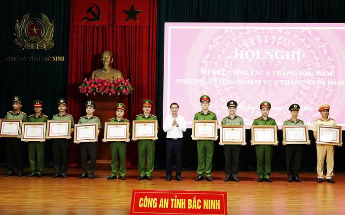 Đồng chí Lê Xuân Lợi trao Bằng khen của Thủ tướng Chính phủ cho các tập thể, cá nhân xuất sắc.