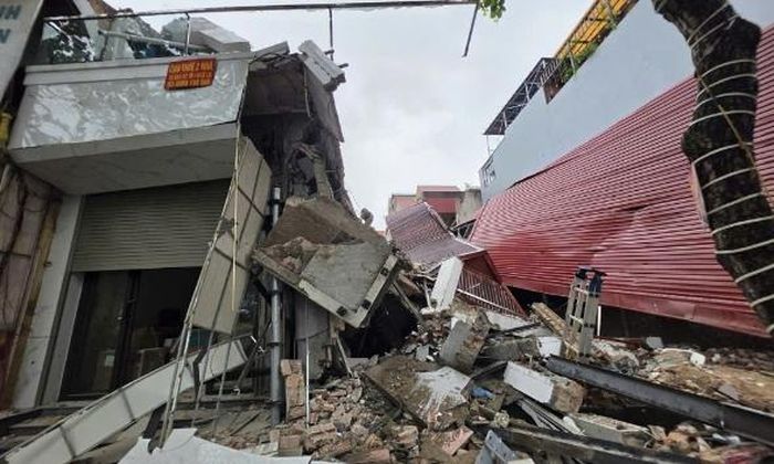 Căn nhà 167 và 169 bị sập.