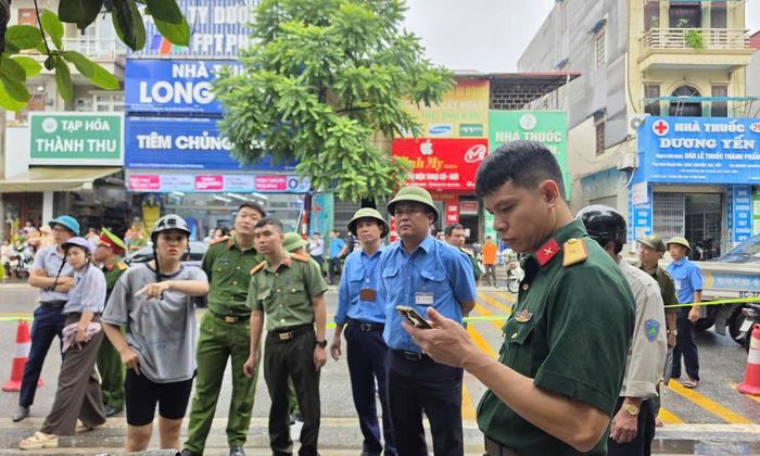 Lực lượng chức năng có mặt tại hiện trường ngay sau khi xảy ra sự cố.