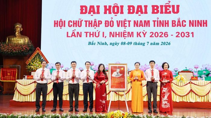  Đồng chí Đỗ Thị Thu Thảo tặng bức tranh lưu niệm "Bác Hồ căn dặn cán bộ làm công tác nhân đạo" cho Hội Chữ thập đỏ tỉnh Bắc Ninh. 