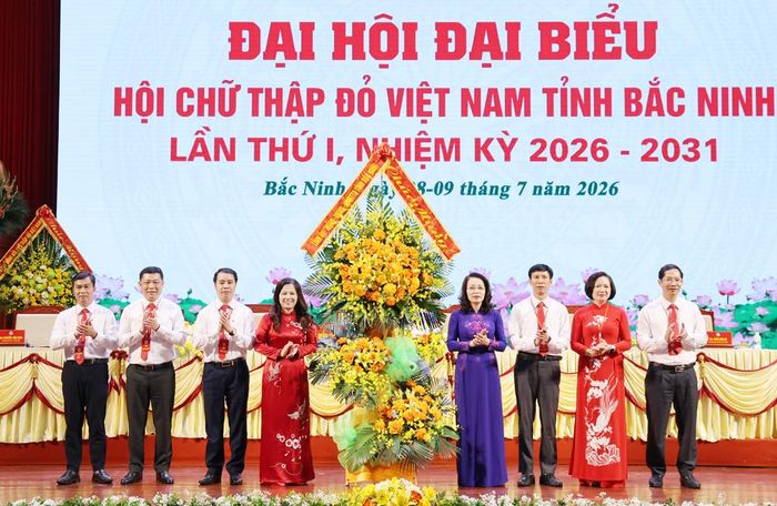  Thay mặt Tỉnh ủy - HĐND - UBND - Ủy ban MTTQ tỉnh, đồng chí Nguyễn Thị Hương tặng hoa chúc mừng Đại hội. 