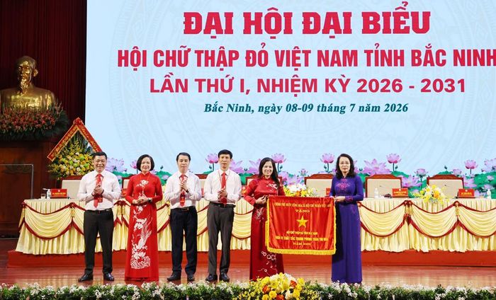  Thừa ủy quyền, đồng chí Nguyễn Thị Hương trao Cờ thi đua của Thủ tướng Chính phủ cho Hội Chữ thập đỏ tỉnh Bắc Ninh. 