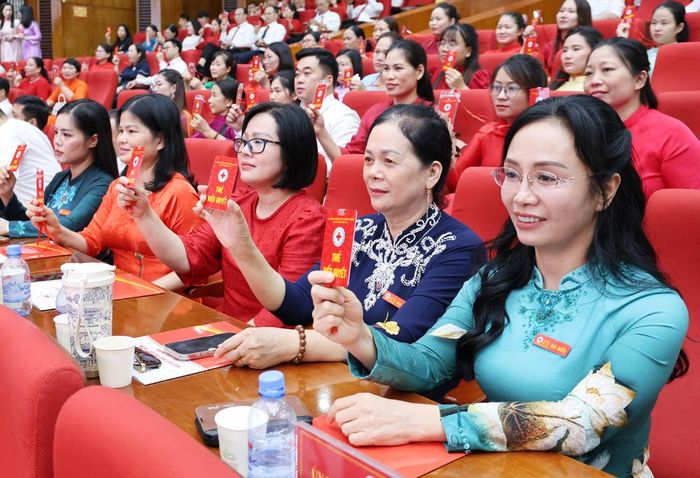  Các đại biểu biểu quyết thông qua Nghị quyết Đại hội đại biểu Hội Chữ thập đỏ tỉnh lần thứ I, nhiệm kỳ 2026-2031. 