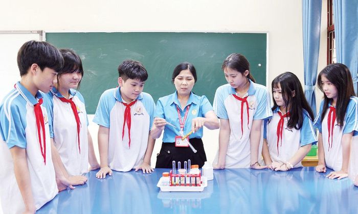 Giờ thực hành môn Hóa học của học sinh lớp chất lượng cao, Trường Trung học cơ sở Thân Nhân Trung (phường Việt Yên).