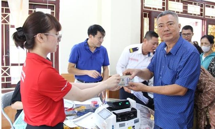 Nhà đầu tư chi trả tiền thưởng cho người dân.
