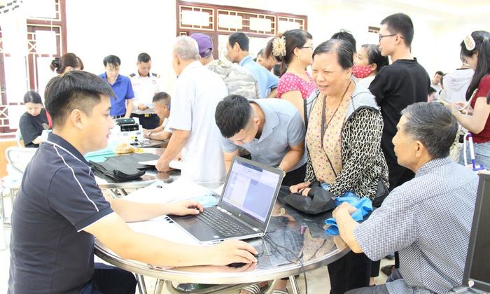 Các hộ dân làm thủ tục nhận tiền thưởng.