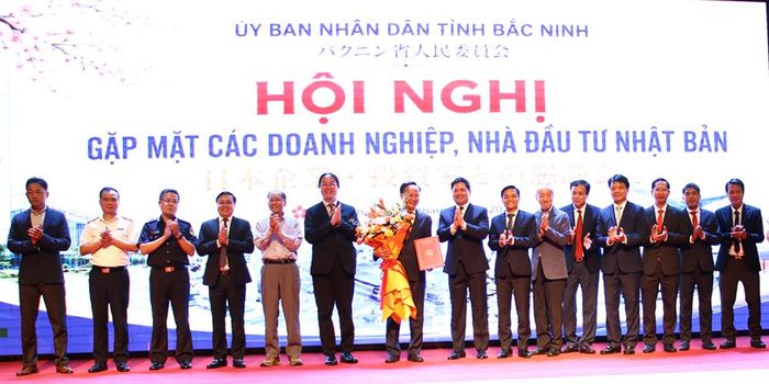  Đồng chí Nguyễn Hồng Thái trao Quyết định thành lập Tổ xúc tiến và hỗ trợ đầu tư Nhật Bản. 