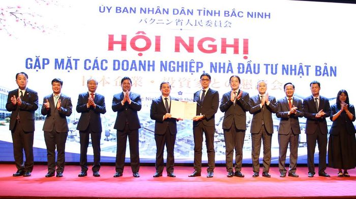  Đồng chí Phạm Hoàng Sơn, Chủ tịch UBND tỉnh Bắc Ninh trao Giấy chứng nhận Quyền sử dụng đất cho Công ty trách nhiệm hữu hạn Aeonmall Việt Nam. 