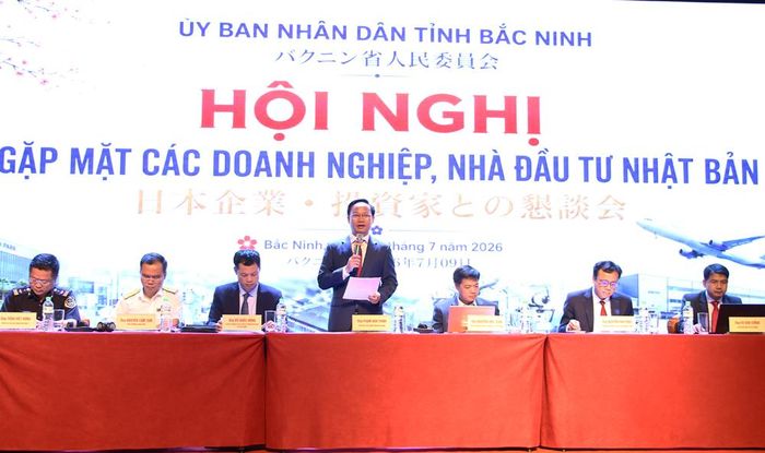  Đồng chí Phạm Văn Thịnh cùng đại diện một số sở, ngành giải đáp một số ý kiến của doanh nghiệp. 