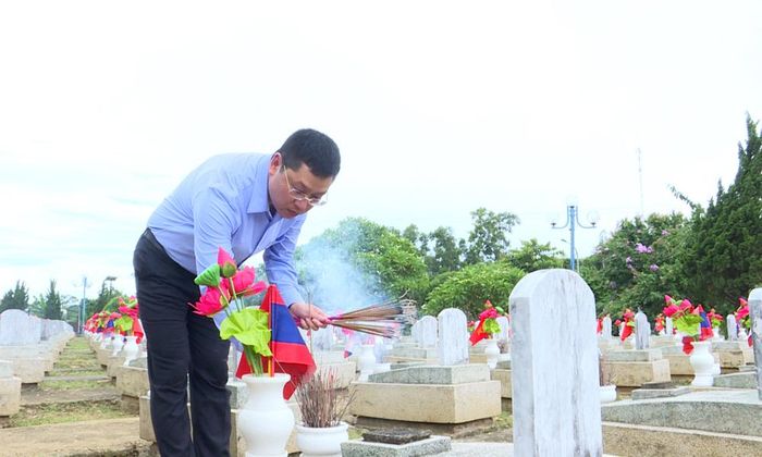  Đồng chí Trần Huy Phương, Phó Bí thư Tỉnh ủy thắp hương tưởng nhớ các Anh hùng liệt sĩ. 