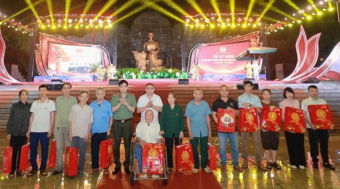  Lãnh đạo Công an tỉnh trao quà cho các gia đình chính sách. 