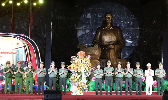  Lãnh đạo Công an tỉnh chúc mừng các đơn vị an ninh Công an tỉnh. 