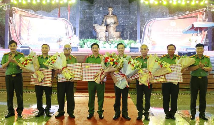 Lãnh đạo Công an tỉnh tặng quà, tri ân các thế hệ đi trước. 