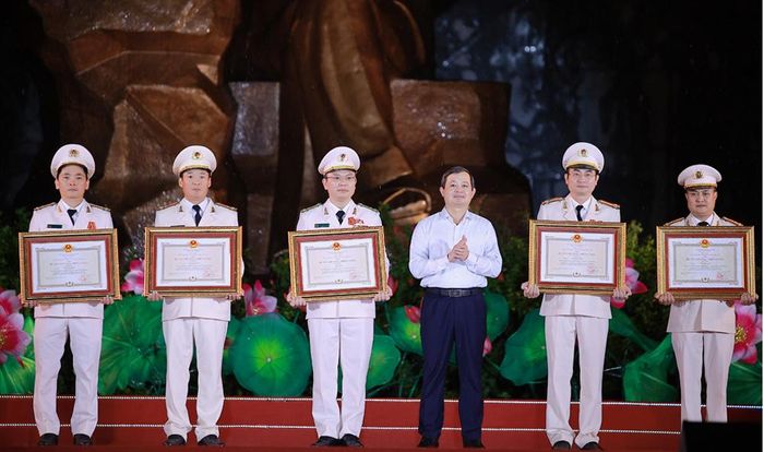  Thừa ủy quyền của Chủ tịch nước, Chủ tịch UBND tỉnh Phạm Hoàng Sơn trao Huân chương Chiến công hạng Ba cho 5 cá nhân xuất sắc. 